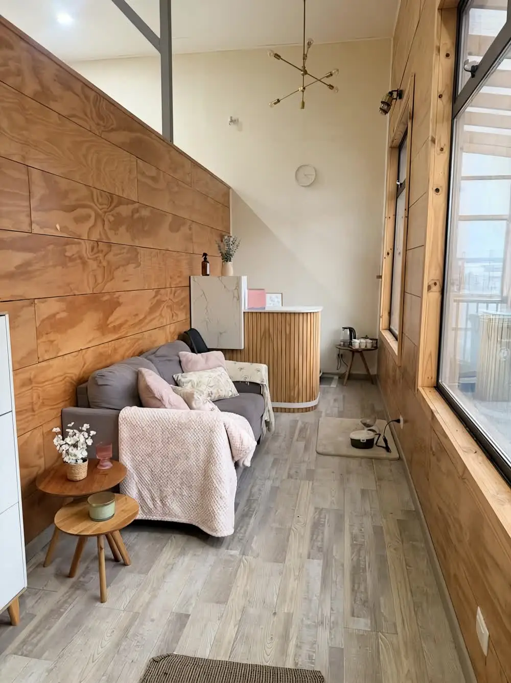 Recorrido por el estudio Glam Flow: recepcion, sala, implementos, camarines y bano